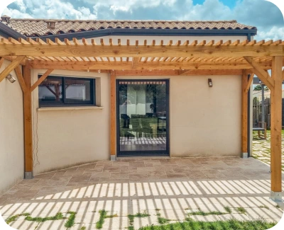 Cette image illustre une pergola en bois scié en douglas, bois non traité et durable.